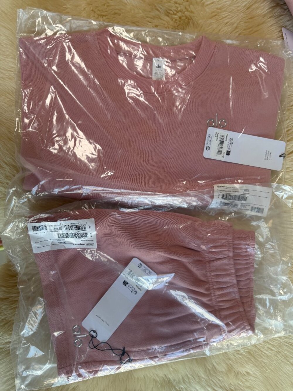 NWT Alo Yoga Accolade Crew Pullover & Short Set Vintage Pink S 🎒✨ BTS - Picture 16 of 16